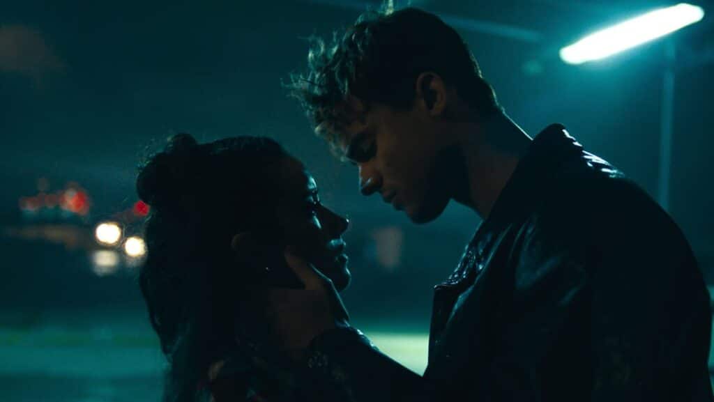 アーシャ・バンクスとマシュー・ブルーム『俺の過ち　ロンドン編』 写真：Amazon MGM Studios