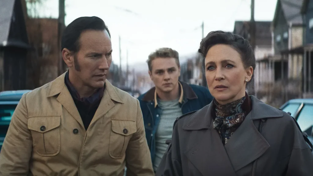 パトリック・ウィルソン、ベン・ハーディ、ヴェラ・ファーミガ『死霊館 最後の儀式』より 写真：Courtesy of Warner Bros. Pictures