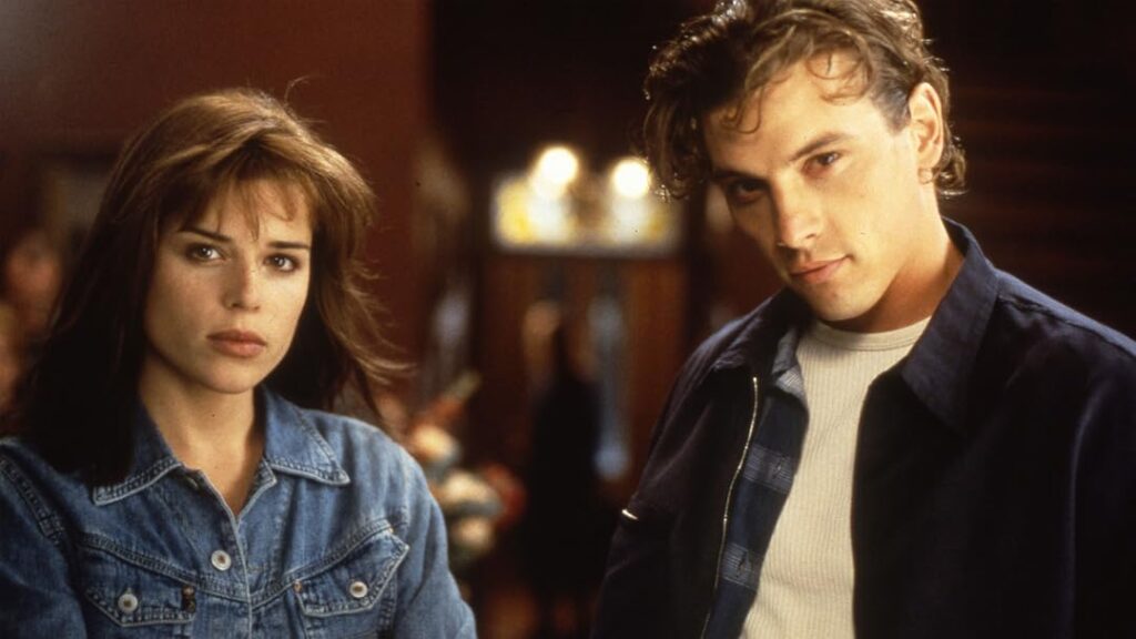 （左から）シドニー役のネーヴ・キャンベル、ビリー・ルーミス役のスキート・ウールリッチ、『スクリーム』（1996年）より 写真：Prime Video