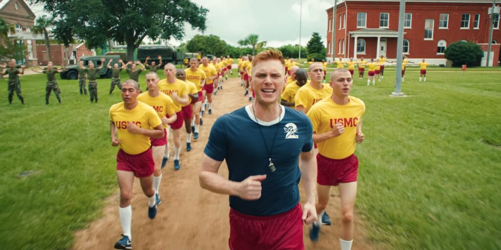 （中央）サリヴァン軍曹役のマックス・パーカー、Netflixシリーズ『オレたちブーツ』より 写真：Netflix