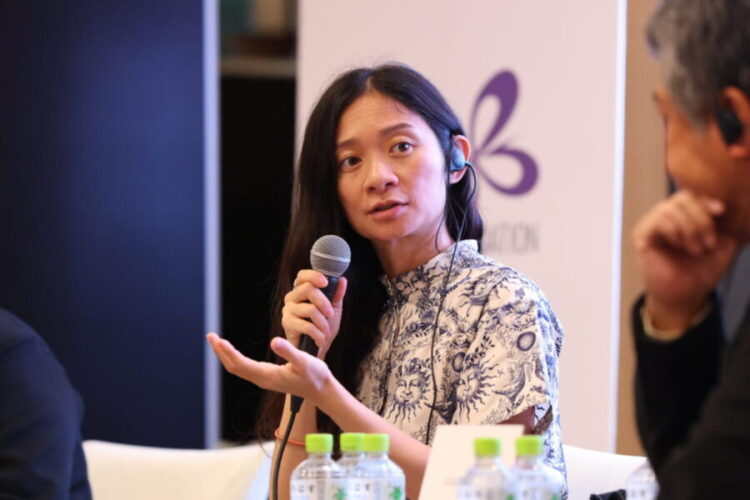 第38回東京国際映画祭「交流ラウンジ」の登壇したクロエ・ジャオ監督