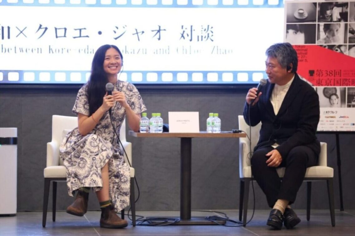 第38回東京国際映画祭「交流ラウンジ」に登壇したクロエ・ジャオ監督と是枝裕和監督