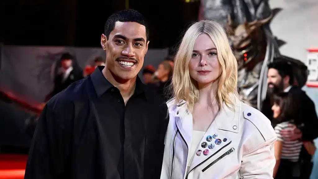 （左から）ディミトリアス・シュスター＝コロアマタンギ、エル・ファニング（10月27日、ロンドンのBFIアイマックス・ウォータールーで行われた映画『プレデター：バッドランド』UKスペシャルスクリーニングにて）写真：Gareth Cattermole/Getty Images