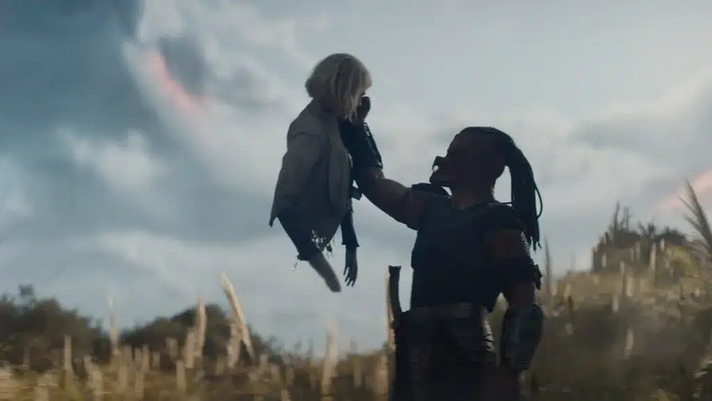 ティア役のエル・ファニング、デク役のディミトリアス・シュスター＝コロアマタンギ、『プレデター：バッドランド』より 写真：20th Century Studios