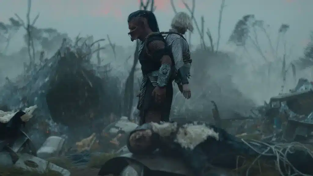 デク役のディミトリアス・シュスター＝コロアマタンギ、ティア役のエル・ファニング、『プレデター：バッドランド』より 写真：20th Century Studios