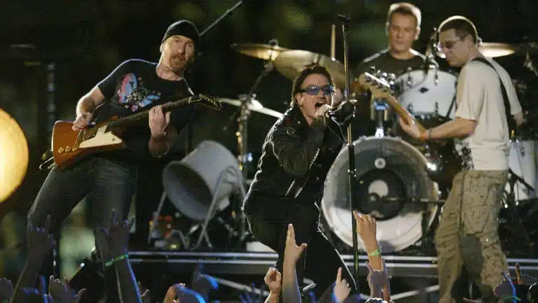 U2が米ラスベガスで今秋に約4年ぶりとなるコンサートを開催へ、スーパーボウルの広告で発表