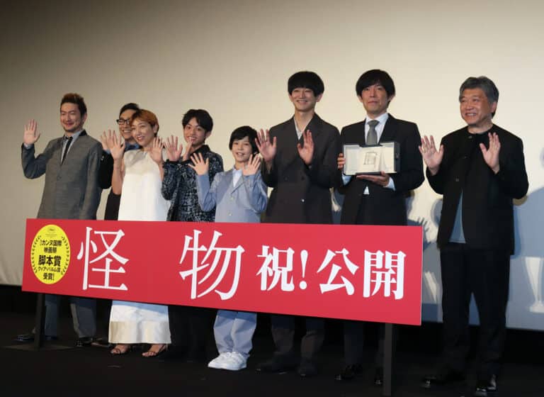 カンヌ映画祭の脚本賞「怪物」が日本公開、トロフィを観客にお披露目