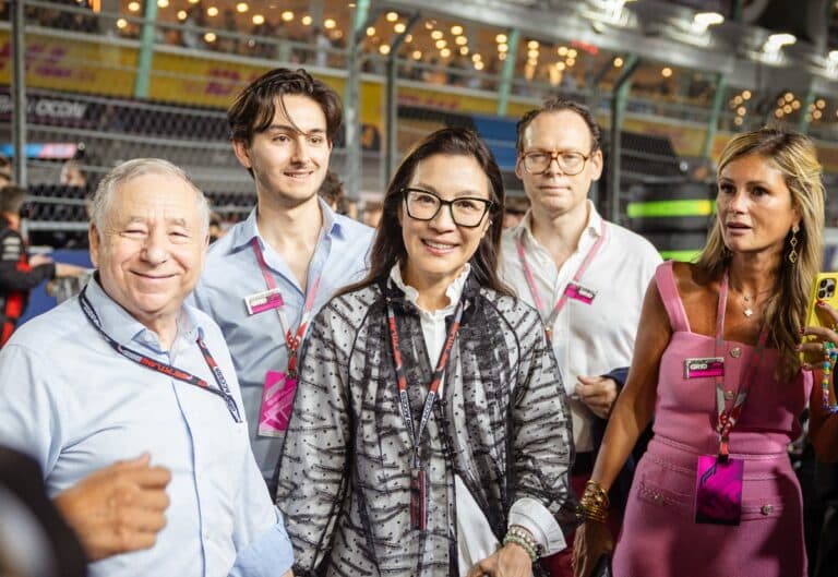 【シンガポールGP】アカデミー賞女優ミシェル・ヨー、F1のレジェンドで夫のジャン・トッドと一緒にグリッドへ登場