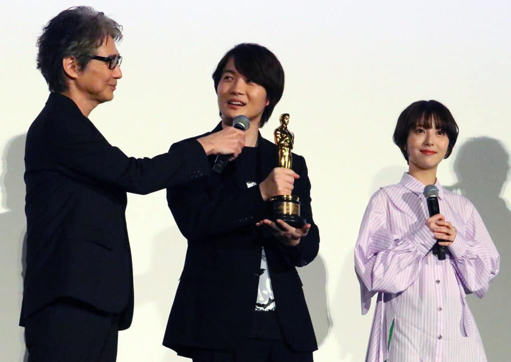 Ryunosuke Kamiki holding Oscar