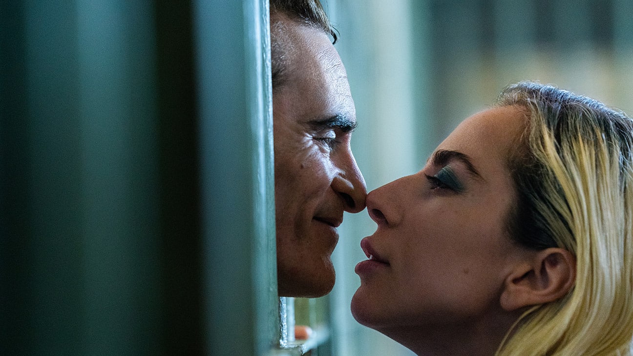 (L to r) JOAQUIN PHOENIX as Arthur Fleck and LADY GAGA as Lee Quinzel in Warner Bros. Pictures’ JOKER: FOLIE À DEUX, a Warner Bros. Pictures release.