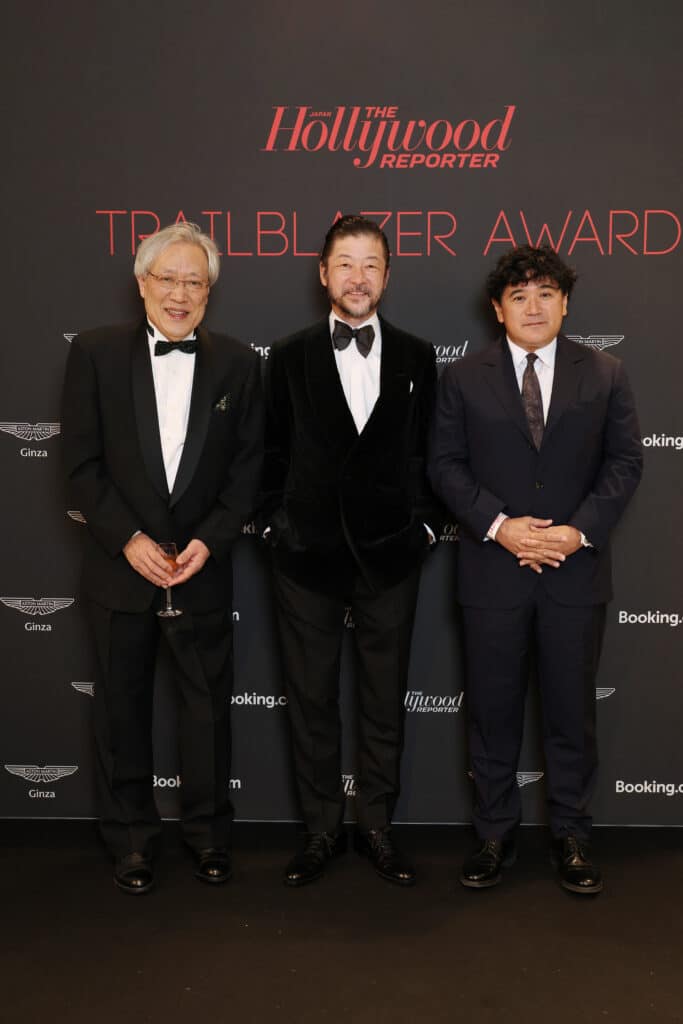 左から）芸術監督の河井真也さん、浅野忠信さん、THRジャパンチェアマン志賀司 ©︎The Hollywood Reporter Japan