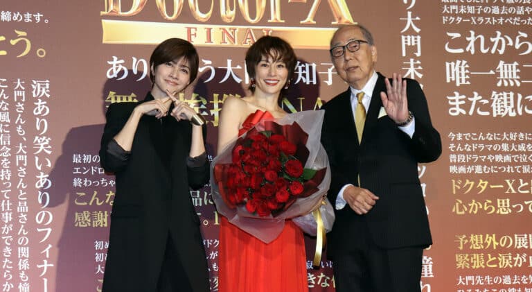 『劇場版ドクターX』舞台挨拶に登壇した（左から）内田有紀、米倉涼子、岸部一徳