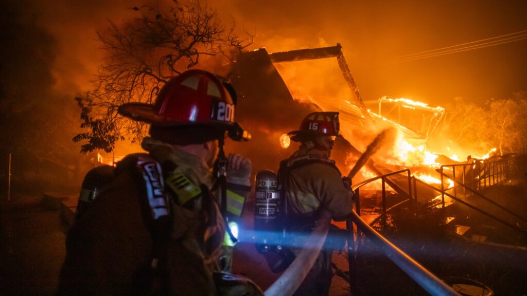 LAの山火事に関する陰謀論が民主主義をどのように傷つけているか