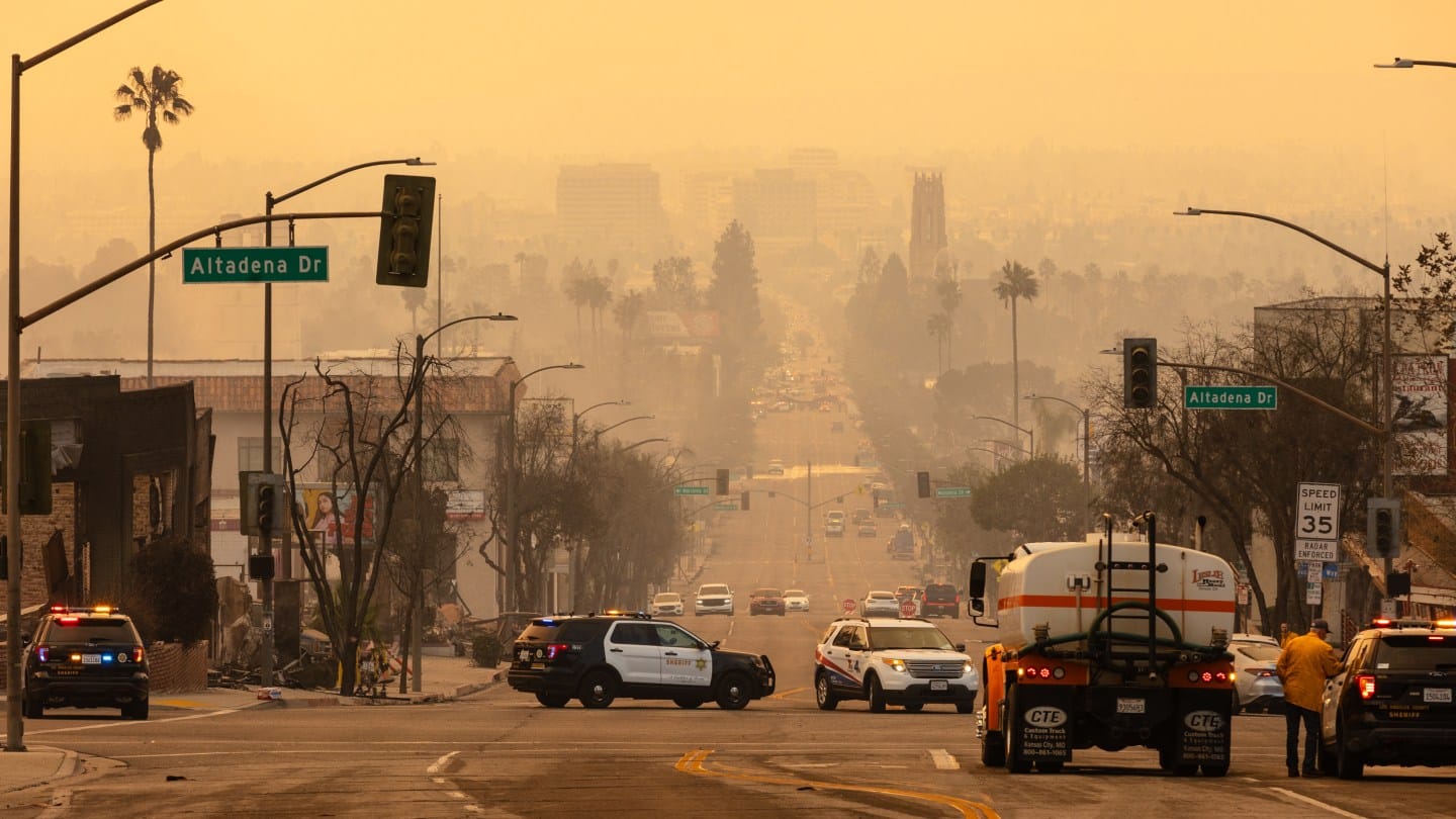 アルタデナの空を覆うイートン火災からの煙=9日 写真: Zoë Meyers / AFP