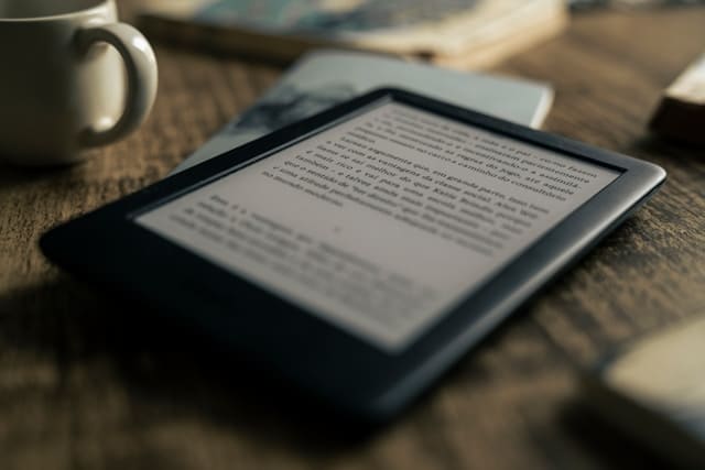 Kindle、楽天Koboで電子書籍を読む様子