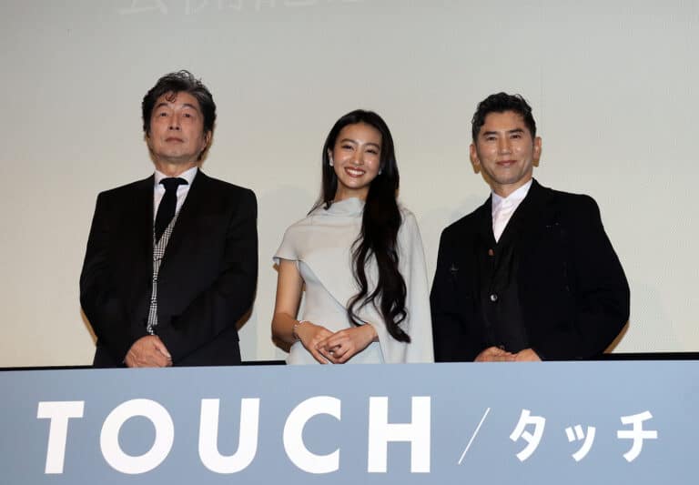 映画『TOUCH／タッチ』公開記念舞台挨拶　左から中村雅俊、Kōki，本木雅弘