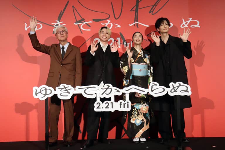 『ゆきてかへらぬ』左から根岸吉太郎監督、木戸大聖、広瀬すず、岡田将生　©︎The Hollywood Reporter Japan