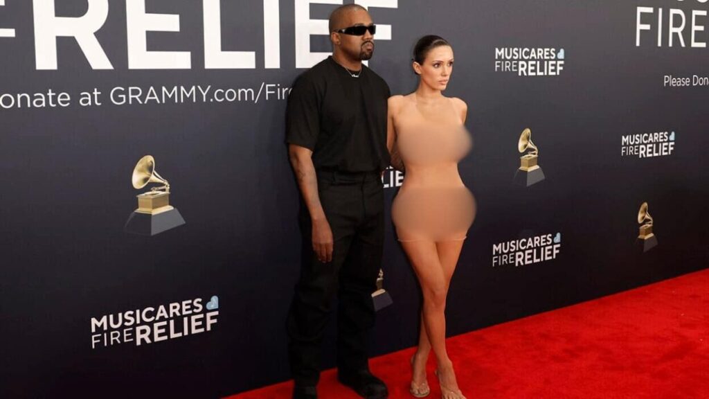 グラミー賞のレッドカーペットに登場したカニエ・ウェストとビアンカ・センソリ夫妻