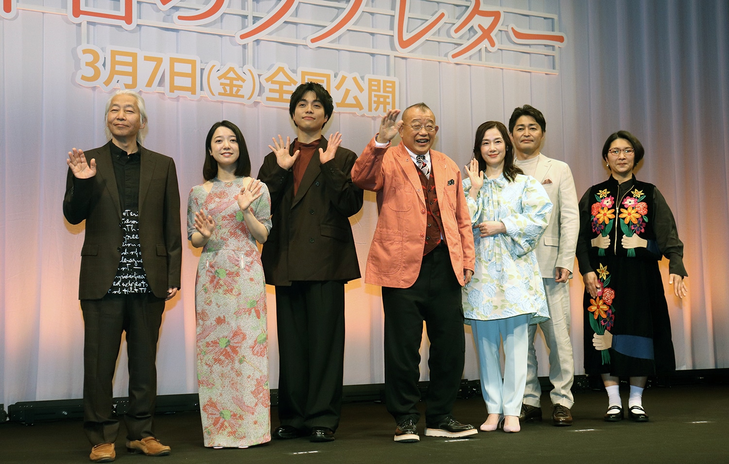 『35年目のラブレター』披露試写会　左から塚本連平監督、上白石萌音、重岡大毅、笑福亭鶴瓶、原田知世、安田顕、くわばたりえ　©︎The Hollywood Reporter Japan