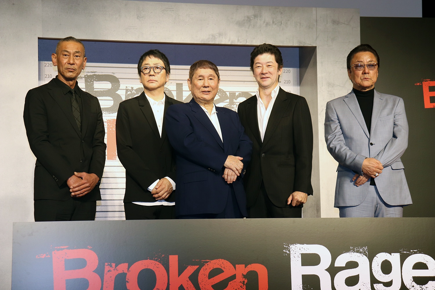 北野武監督 × 浅野忠信『Broken Rage』配信記念会見左から國本鐘建、大森南朋、北野武監督、浅野忠信、白竜　©︎The Hollywood Reporter Japan