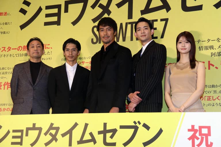 映画『ショウタイムセブン』左から渡辺一貴監督、錦戸亮、阿部寛、竜星涼、生見愛瑠　©︎The Hollywood Reporter Japan