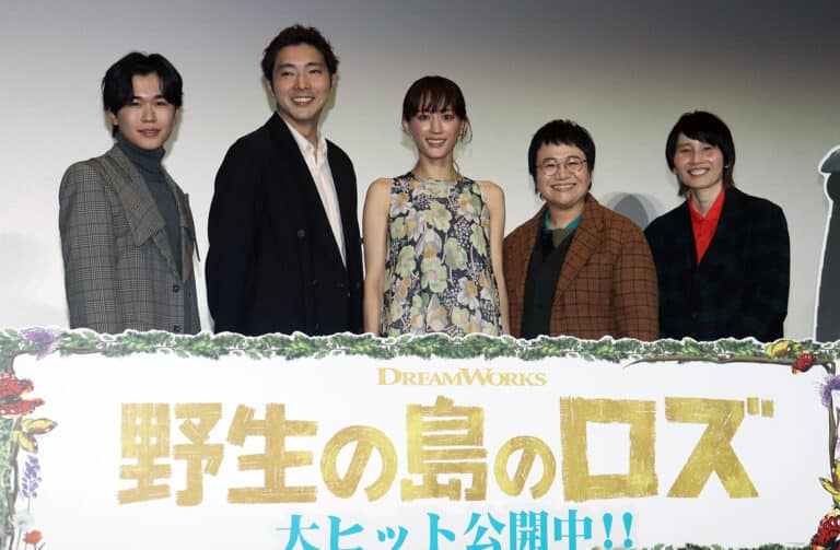 『野生の島のロズ』公開記念（左から）鈴木福、柄本佑、綾瀬はるか、宣伝アンバサダーで司会を務めたハリセンボン　©︎The Hollywood Reporter Japan