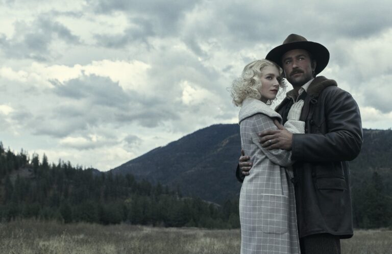 ジュリア・シュレイパー、ブランドン・スクレナー、『1923』写真：James Minchin/Paramount+.