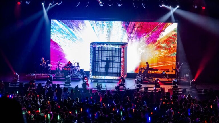音楽イベント「matsuri '25」でパフォーマンスするAdo 写真：Viola Kam