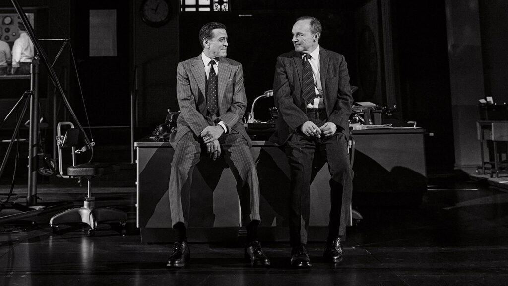 舞台『グッドナイト&グッドラック』より。ジョージ・クルーニーとクラーク・グレッグ 写真：Emilio Madrid/Courtesy of DKC/O&M