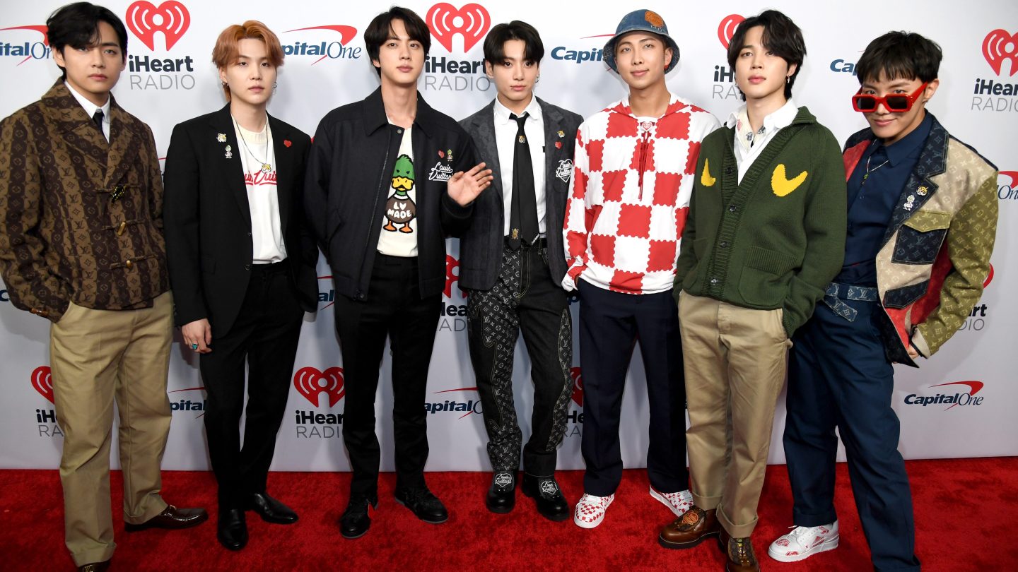最初にBTS中心の小さなゴールデンブックの伝記(排他的)を見てください