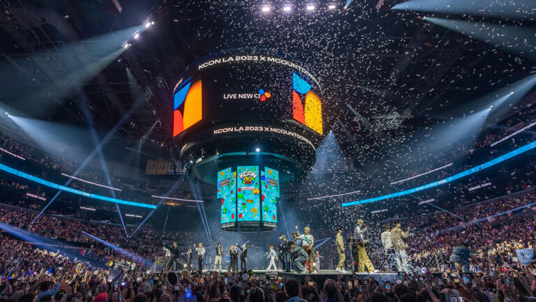 2023年にロサンゼルスで開催されたKCONフェスティバルでステージに立つK-POPスターたち。（写真：CJ ENM/KCON）