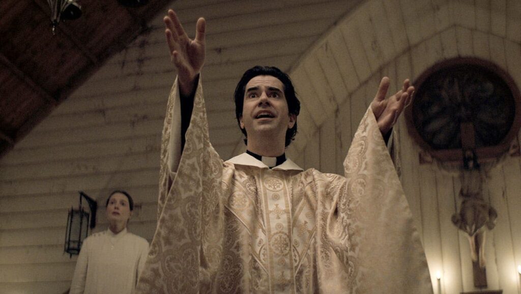 Netflixシリーズ『真夜中のミサ』より 写真:Courtesy of Netflix