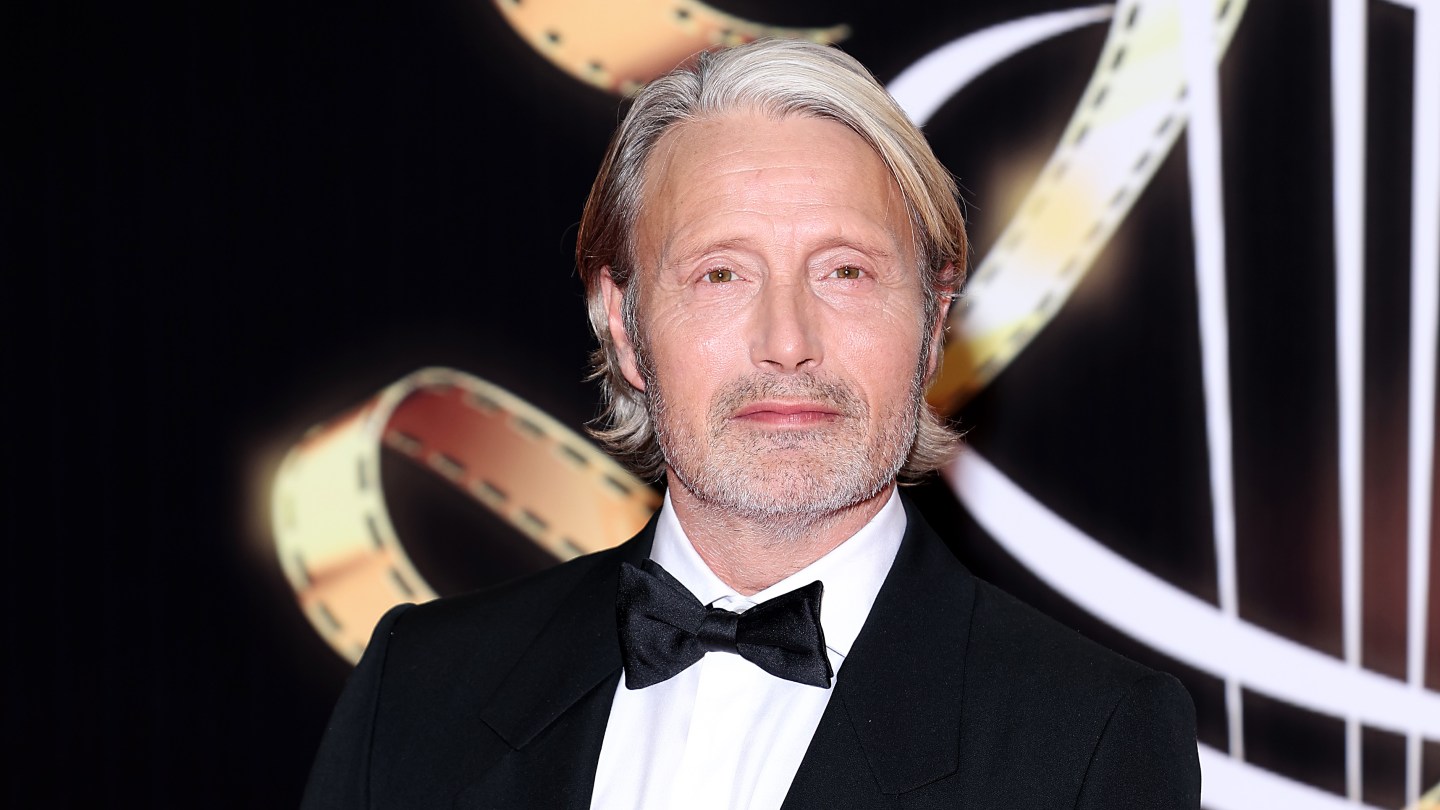 クリストファー・ノーランの編集者であるリー・スミスから映画をリードするマッズ・ミクケルセン