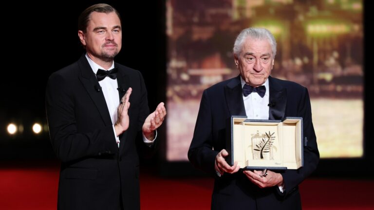 ロバート・デ・ニーロが、2025年5月13日、第78回カンヌ国際映画祭の開会式で、レオナルド・ディカプリオから名誉パルム・ドールを受け取った。 (写真：Andreas Rentz/Getty Images)