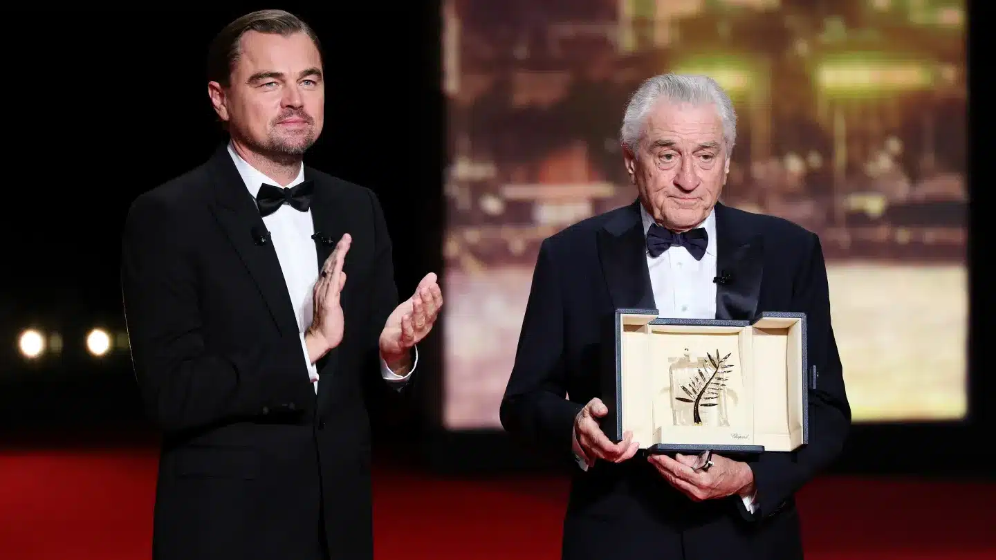 ロバート・デ・ニーロは、2025年5月13日、第78回カンヌ国際映画祭の開会式で、レオナルド・ディカプリオから名誉パルムドールを受け取った。 写真: Andreas Rentz/Getty Images