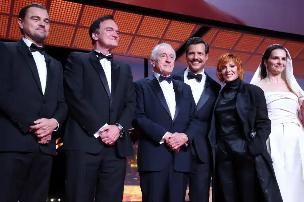 レオナルド・ディカプリオ、クエンティン・タランティーノ、ロバート・デ・ニーロ、ローラン・ラフィット、ミレーヌ・ファルメール、そして審査員長のジュリエット・ビノシュが開会式のステージに登場 写真：Pascal Le Segretain/Getty Images
