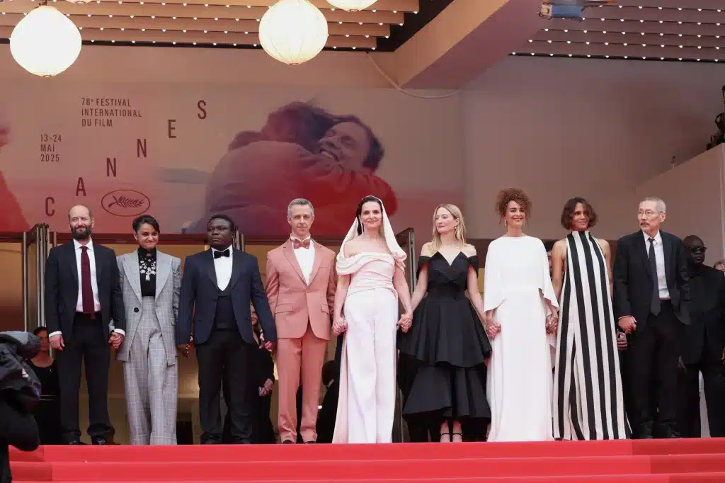 審査員のカルロス・レイガダス、パヤル・カパディア、ディルド・ハマディ、ジェレミー・ストロング、ジュリエット・ビノシュ、アルバ・ロルヴァケル、レイラ・スリマニ、ハル・ベリー、ホン・サンスがオープニングナイトのレッドカーペットに登場 写真： Tristan Fewings/Getty Images