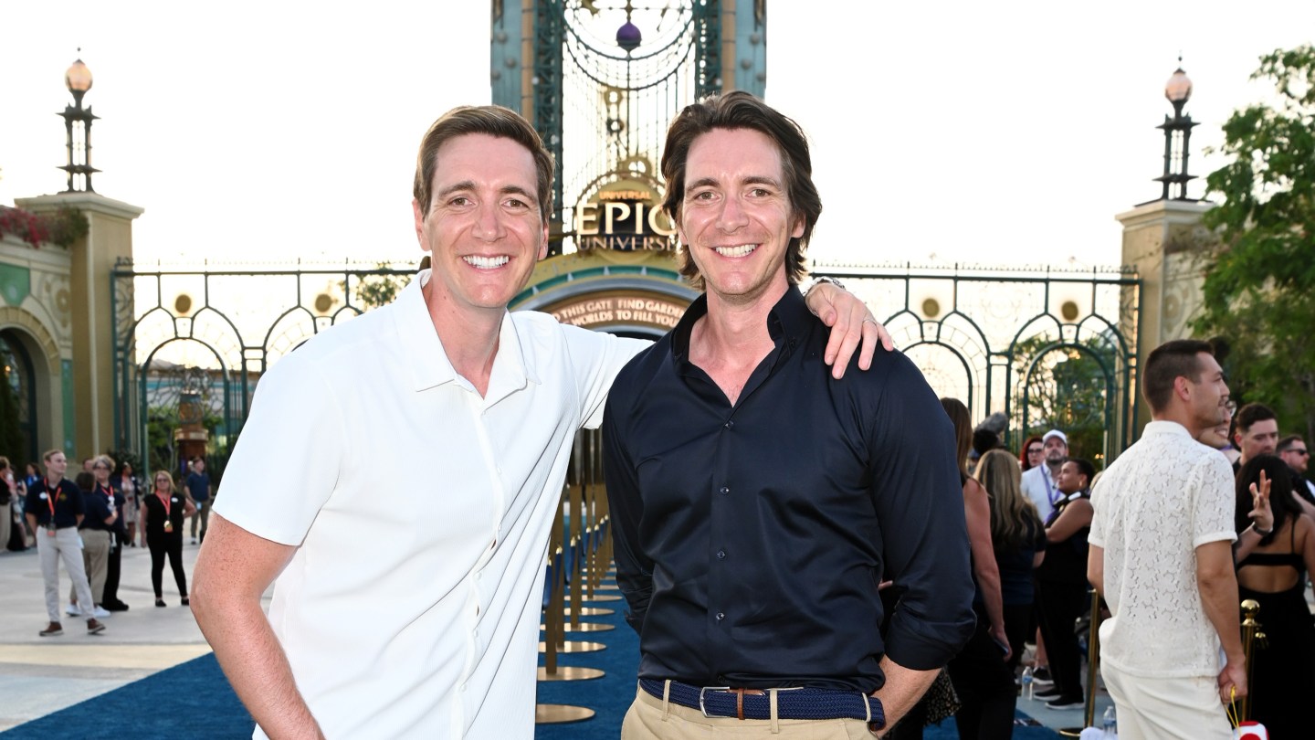 オリバー＆ジェームズ・フェルプス=5月21日（現地時間）フロリダ州オーランドにて 写真：Gerardo Mora/Getty Images for Universal Orlando Resort
