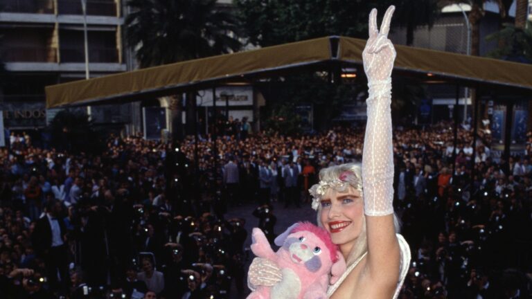 ラ・チッチョリーナことシュターッレル・アンナ・イロナが1988年5月のカンヌ映画祭で、トップレス姿でレッドカーペットにポーズをとっている。（写真：GARCIA/URLI/GAMMA-RAPHO VIA GETTY IMAGES)