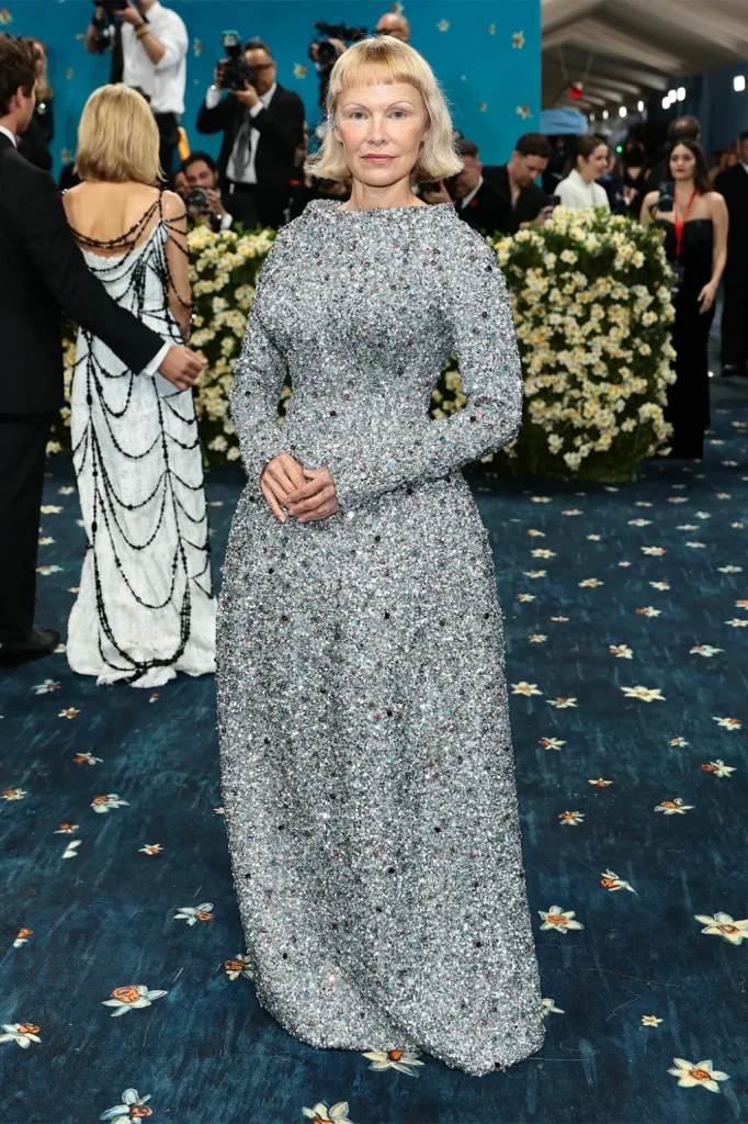 パメラ・アンダーソン PHOTO CREDIT: DIMITRIOS KAMBOURIS/GETTY IMAGES FOR THE MET MUSEUM/VOGUE