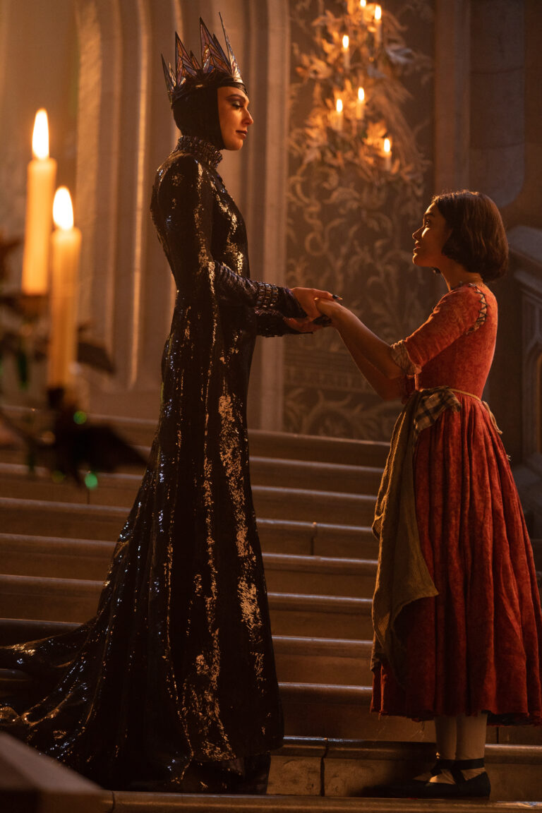 ガル・がドット演じる女王とレイチェル・是グラー演じる白雪姫　Photo by Giles Keyte. © 2024 Disney Enterprises, Inc. All Rights Reserved.