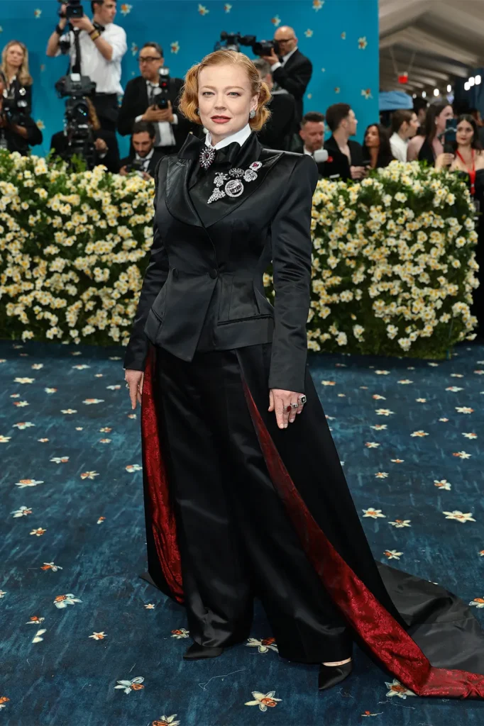 サラ・スヌーク PHOTO CREDIT: DIMITRIOS KAMBOURIS/GETTY IMAGES FOR THE MET MUSEUM/VOGUE)