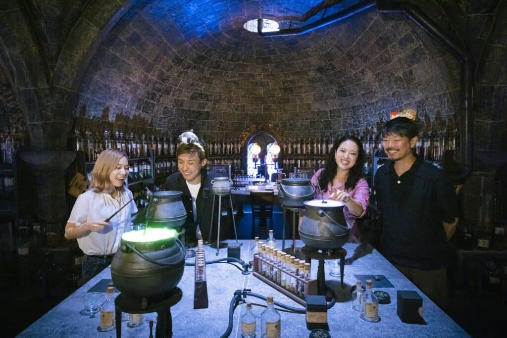 ホグワーツ・レッスンエリア 魔法薬学の教室 (画像：ワーナー ブラザース スタジオツアー東京 – メイキング・オブ・ハリー・ポッター)