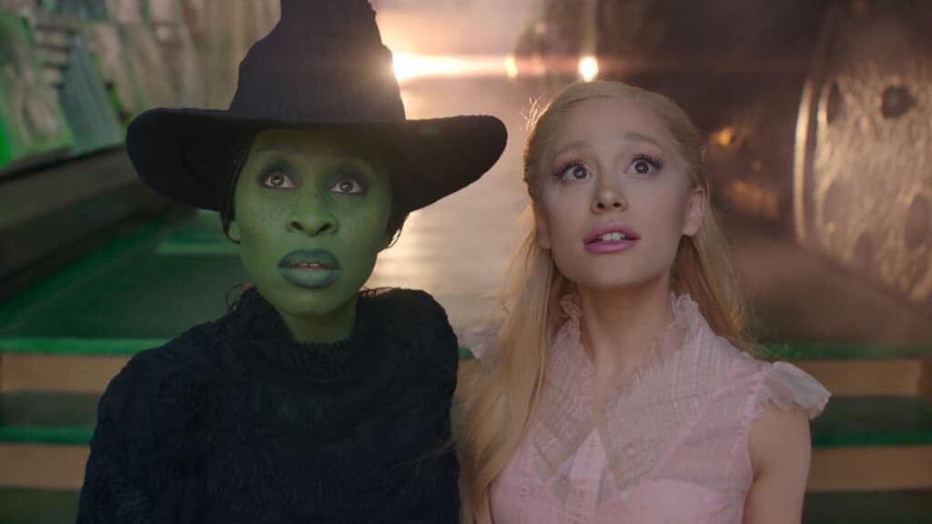 シンシア・エリヴォ、アリアナ・グランデ、『ウィキッド ふたりの魔女』(C) 2024 Universal Studios. All Rights Reserved.