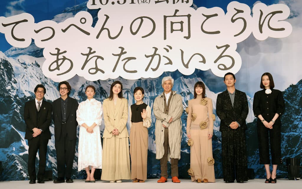 映画『てっぺんの向こうにあなたがいる』 左から阪本順治監督、若葉竜也、木村文乃、天海祐希、吉永小百合、佐藤浩市、のん、工藤阿須加、茅島みずき ©︎The Hollywood Reporter Japan