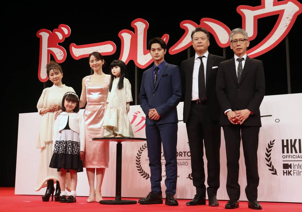 映画『ドールハウス』　左から風吹ジュン、池村碧彩、長澤まさみ、アヤちゃん、瀬戸康史、田中哲司、矢口史靖監督 ©︎The Hpllywood Reporter Japan