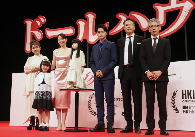 映画『ドールハウス』　左から風吹ジュン、池村碧彩、長澤まさみ、アヤちゃん、瀬戸康史、田中哲司、矢口史靖監督 ©︎The Hpllywood Reporter Japan