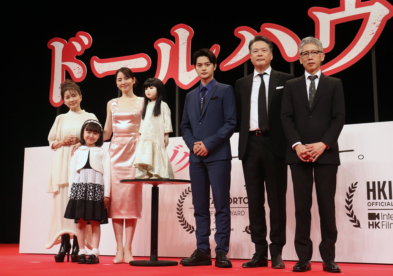 映画『ドールハウス』　左から風吹ジュン、池村碧彩、長澤まさみ、アヤちゃん、瀬戸康史、田中哲司、矢口史靖監督 ©︎The Hpllywood Reporter Japan