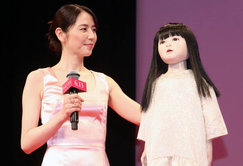 アヤちゃんの頭を愛おしそうになでる長澤 ©︎The Hollywood Reporter Japan