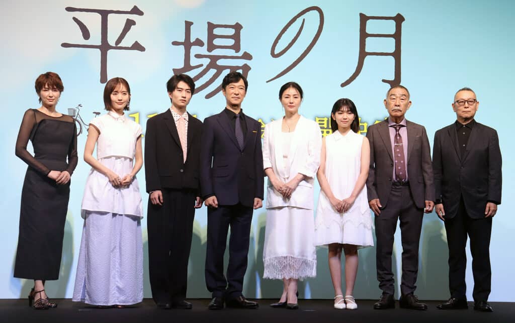 映画『平場の月』左から吉瀬美智子、中村ゆり、坂元愛登、堺雅人、井川遥、一色香澄、でんでん、土井裕泰監督 ©︎The Hollywood Reporter Japan